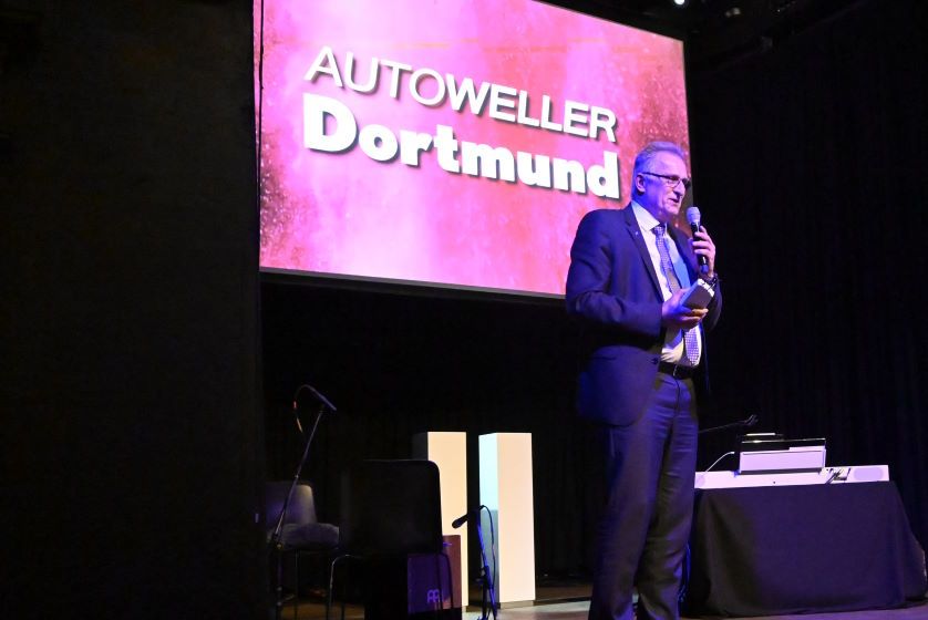 Michael Loske nimmt für die Filiale Dortmund die Auszeichnung "Wellertreppe" entgegen