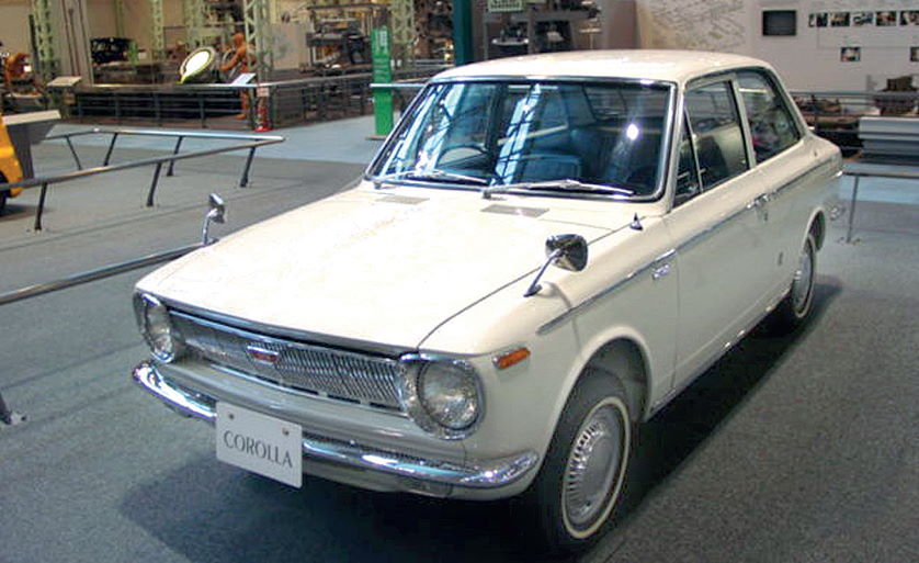 weißer Toyota Corolla erste Generation