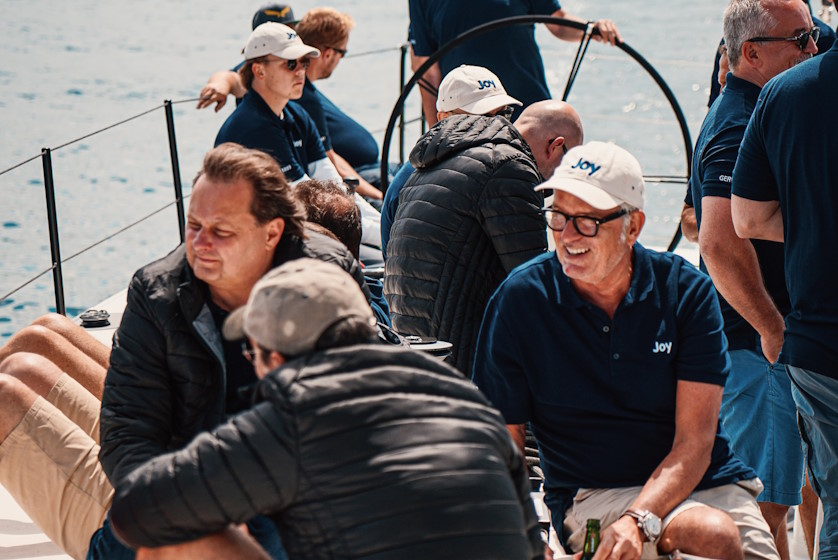 Burkhard Weller entspannt beim Segelturn